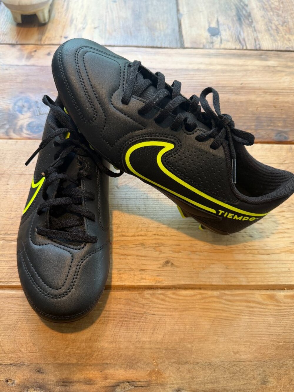 NIKE SOCCER CLEATS SIZE 5Y EU 37.5 DA1331-070 BLACK YELLOW TIEMPO